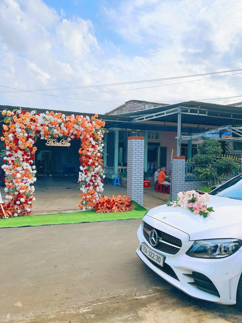 Thuê xe cưới Mercedes E300